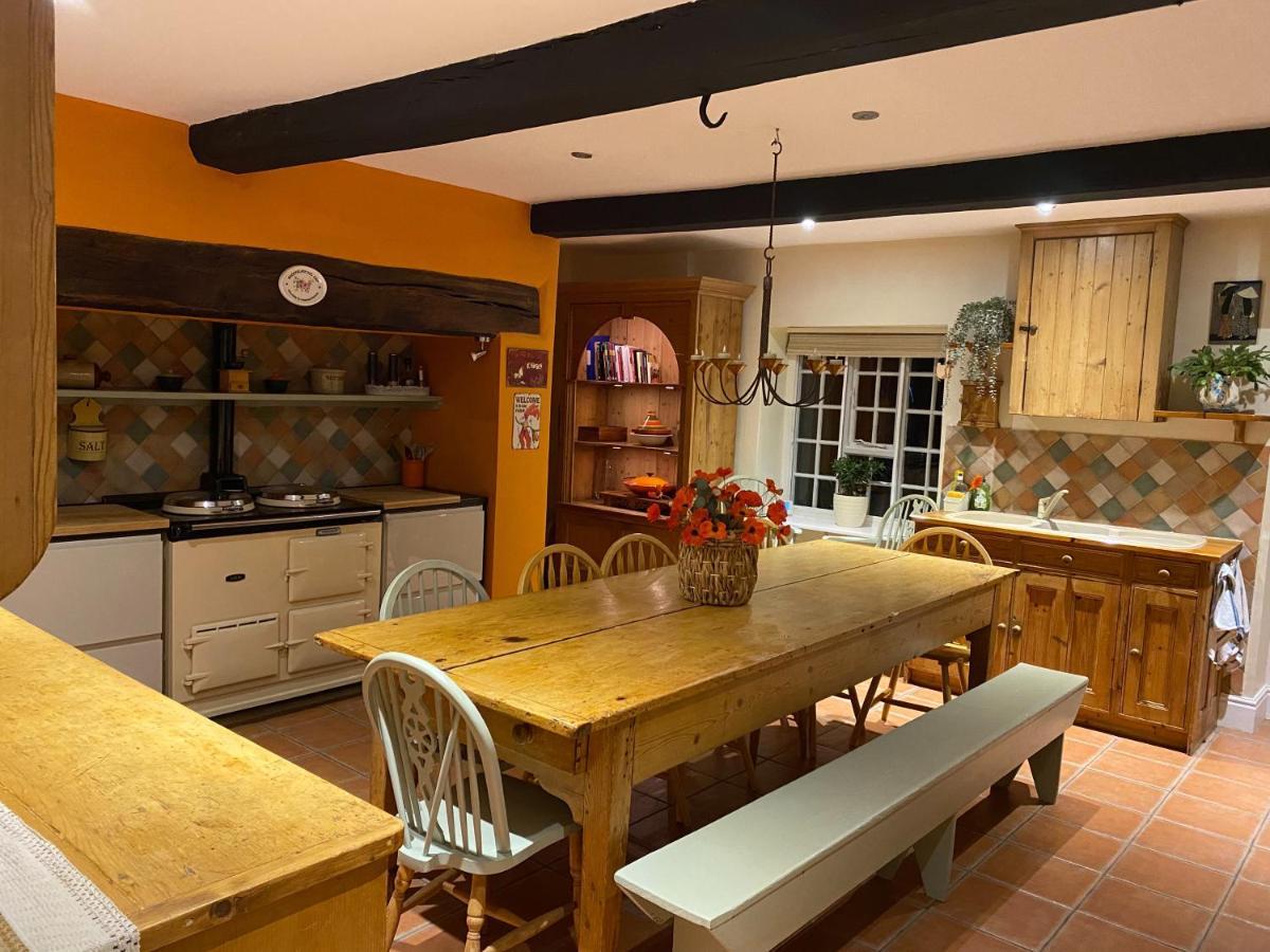 Mid-Wales Farmhouse, Swimming Pool, Tranquil Countryside Views, Sleeps 14 Meifod Екстер'єр фото