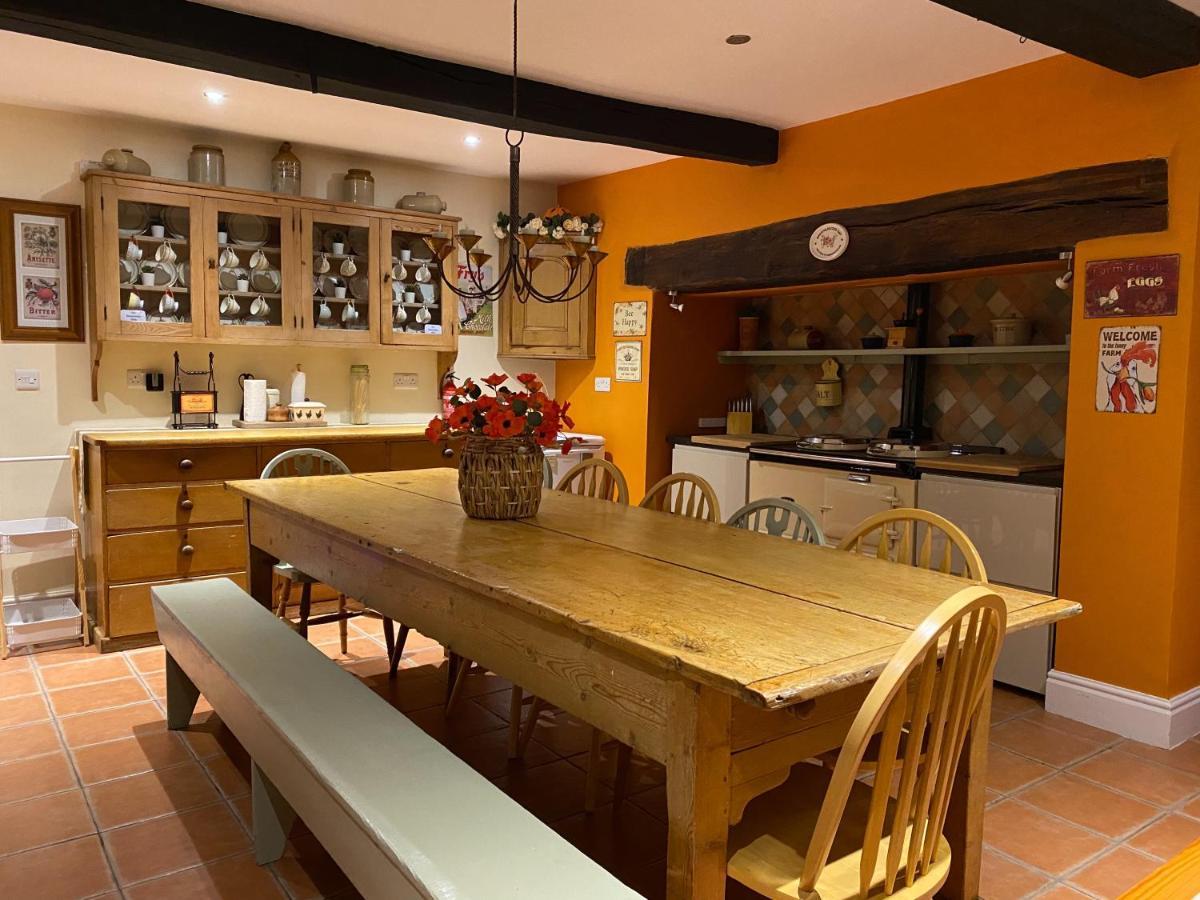 Mid-Wales Farmhouse, Swimming Pool, Tranquil Countryside Views, Sleeps 14 Meifod Екстер'єр фото
