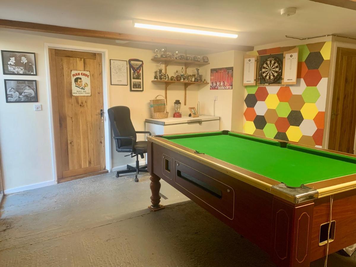 Mid-Wales Farmhouse, Swimming Pool, Tranquil Countryside Views, Sleeps 14 Meifod Екстер'єр фото