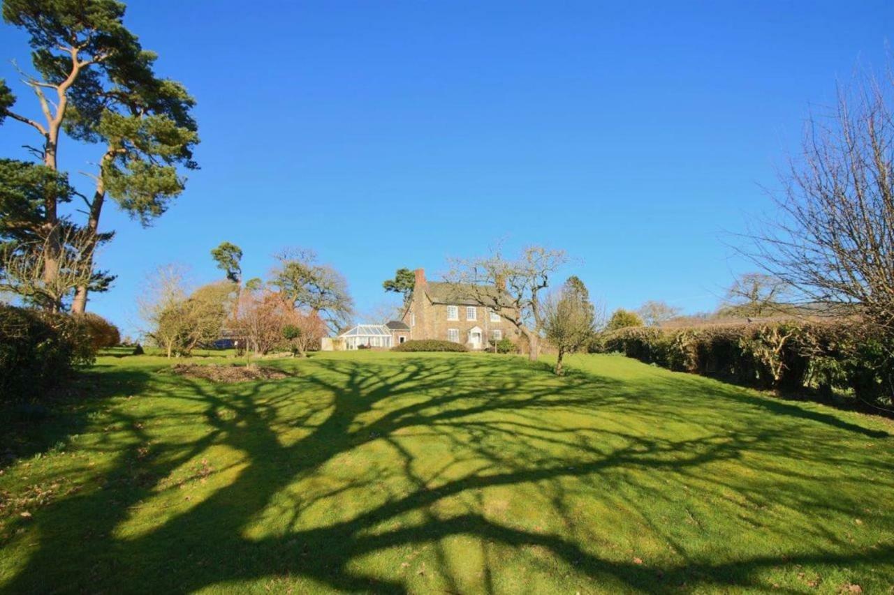 Mid-Wales Farmhouse, Swimming Pool, Tranquil Countryside Views, Sleeps 14 Meifod Екстер'єр фото
