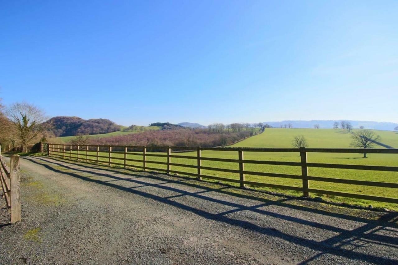 Mid-Wales Farmhouse, Swimming Pool, Tranquil Countryside Views, Sleeps 14 Meifod Екстер'єр фото